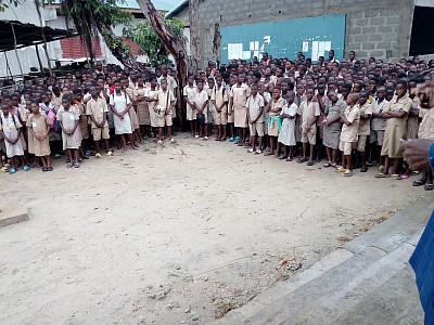 Photo des élèves prise au CEG2 Ekpè lors de la campagne
