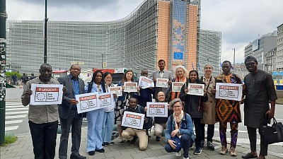 Photo de famille faite par le groupe des leaders d'ONGs devant le Siège de la Commission Européenne avant la rencontre du DG sous le leadership de EEB en Mai 2024
